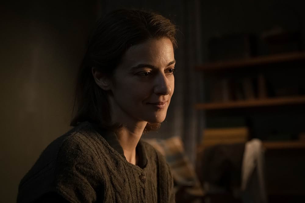 幸せの列車に乗せられた少年の画像