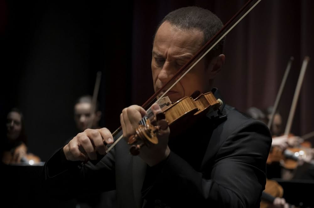 幸せの列車に乗せられた少年の画像