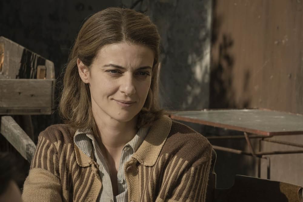 幸せの列車に乗せられた少年の画像