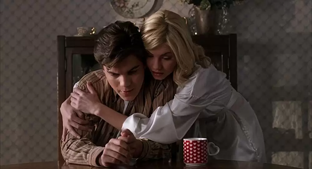 「ガール・ネクスト・ドア」エリシャ・カスバート & エミール・ハーシュの画像