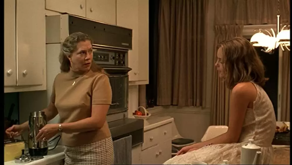 「ヴァージン・スーサイズ」キャスリーン・ターナー & ハンナ・R・ホール & Chelse Swainの画像