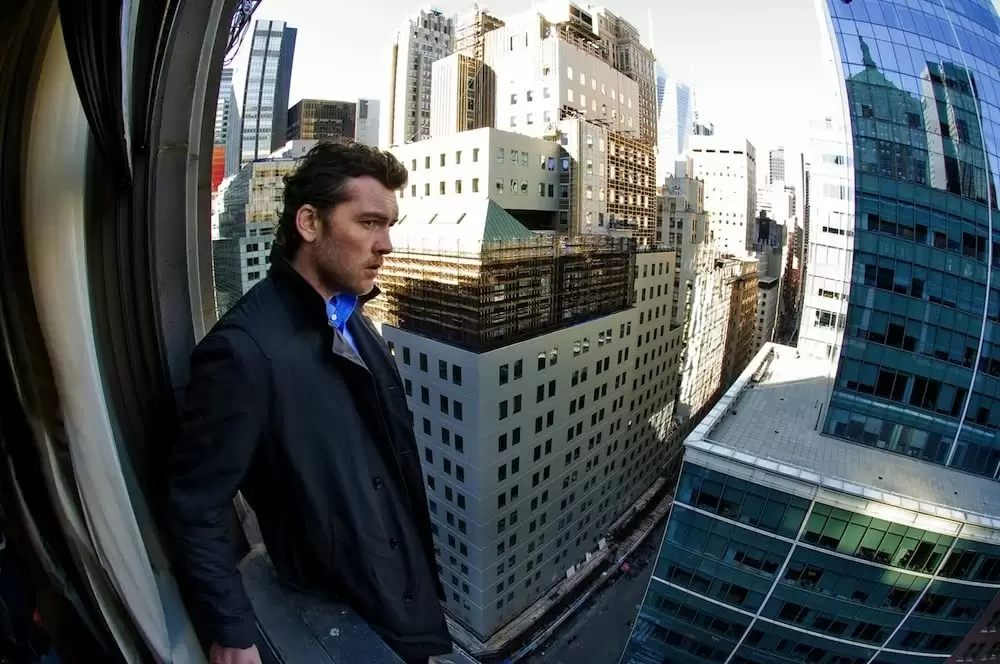 崖っぷちの男の画像