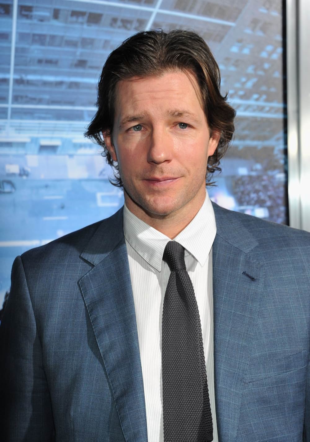 崖っぷちの男の画像