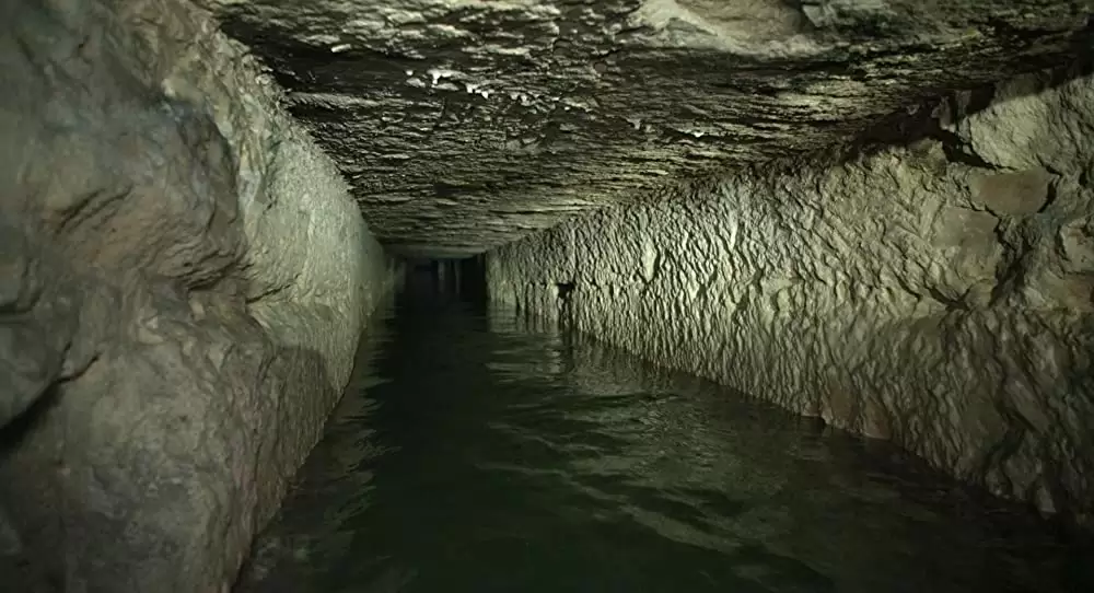 地下に潜む怪人の画像