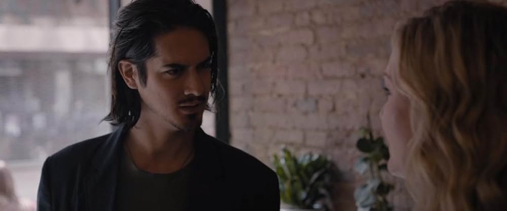 水面に映る影の画像