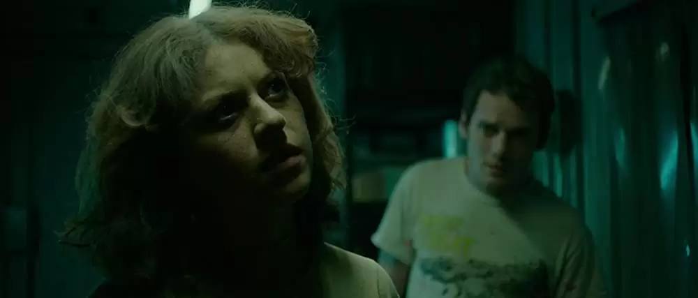 「グリーンルーム」アリア・ショウカット & アントン・イェルチンの画像