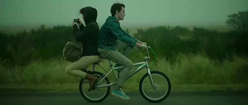 「グリーンルーム」アリア・ショウカット & アントン・イェルチンの画像