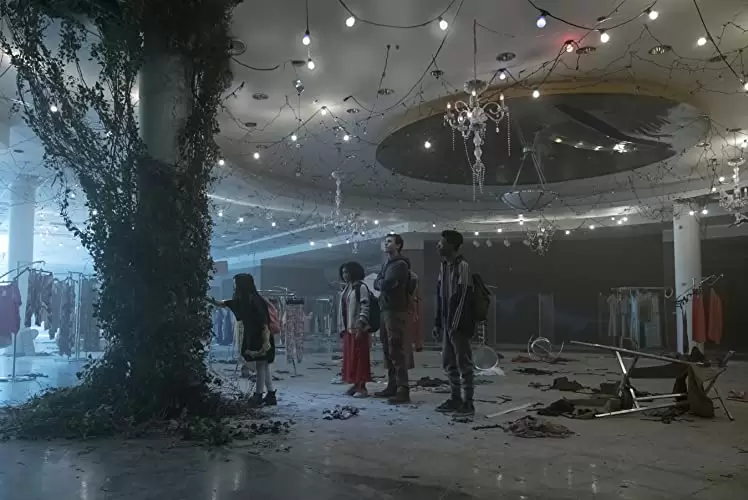 「ダーケスト・マインド」スカイラン・ブルックス & アマンドラ・ステンバーグ & ハリス・ディキンソン & Miya Cechの画像