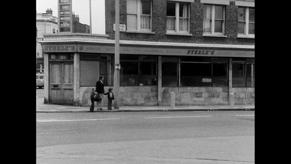 The Girl Chewing Gum（原題）の画像