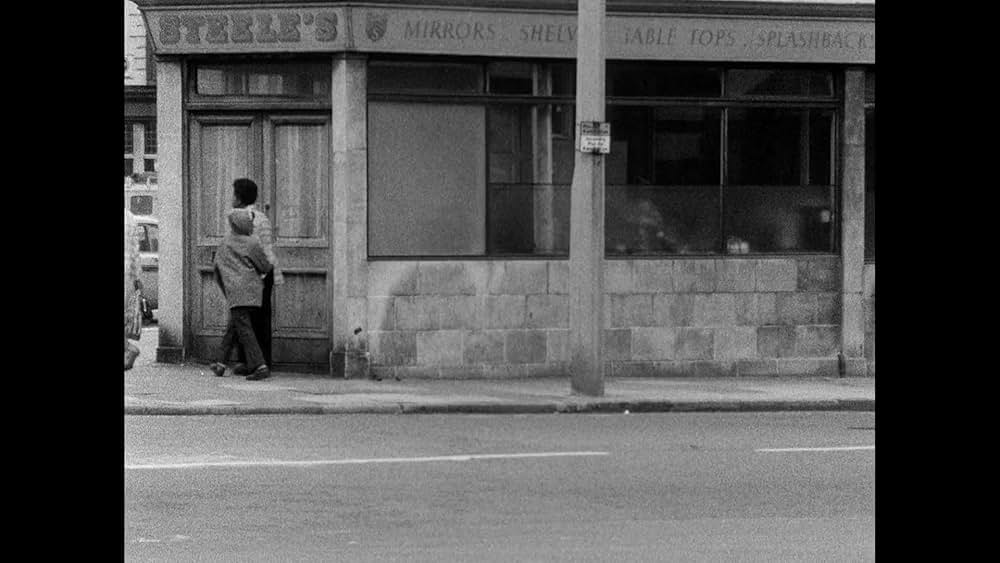 The Girl Chewing Gum（原題）の画像