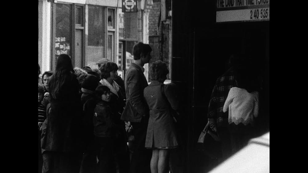 The Girl Chewing Gum（原題）の画像