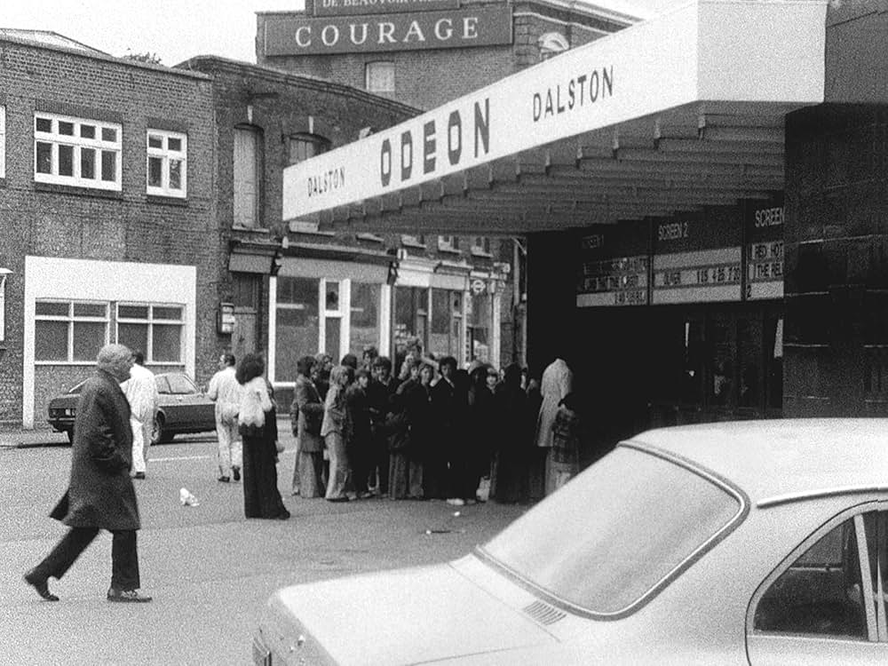 The Girl Chewing Gum（原題）の写真