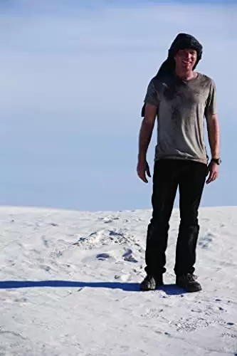 ヤギと男と男と壁との画像