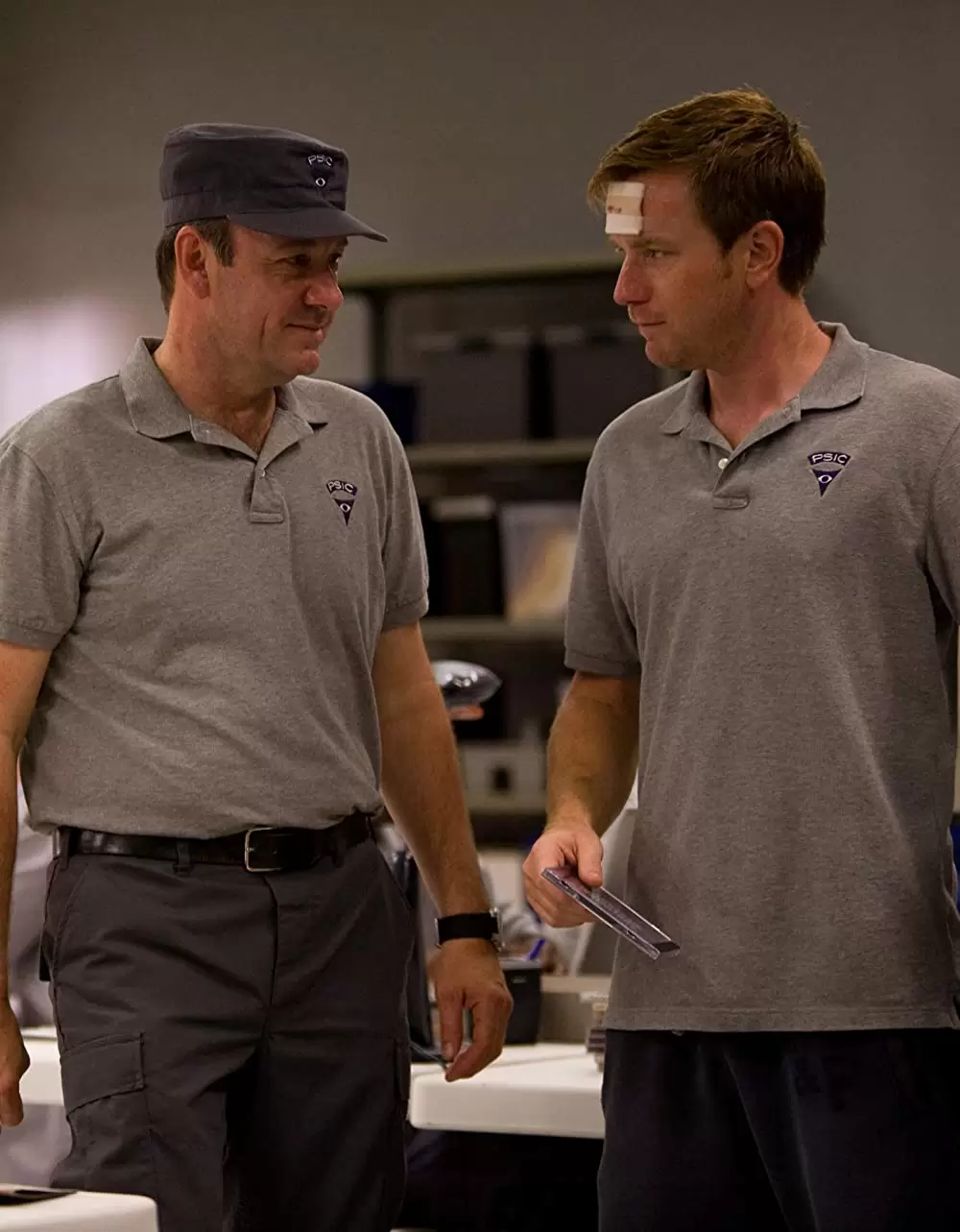 ヤギと男と男と壁との画像