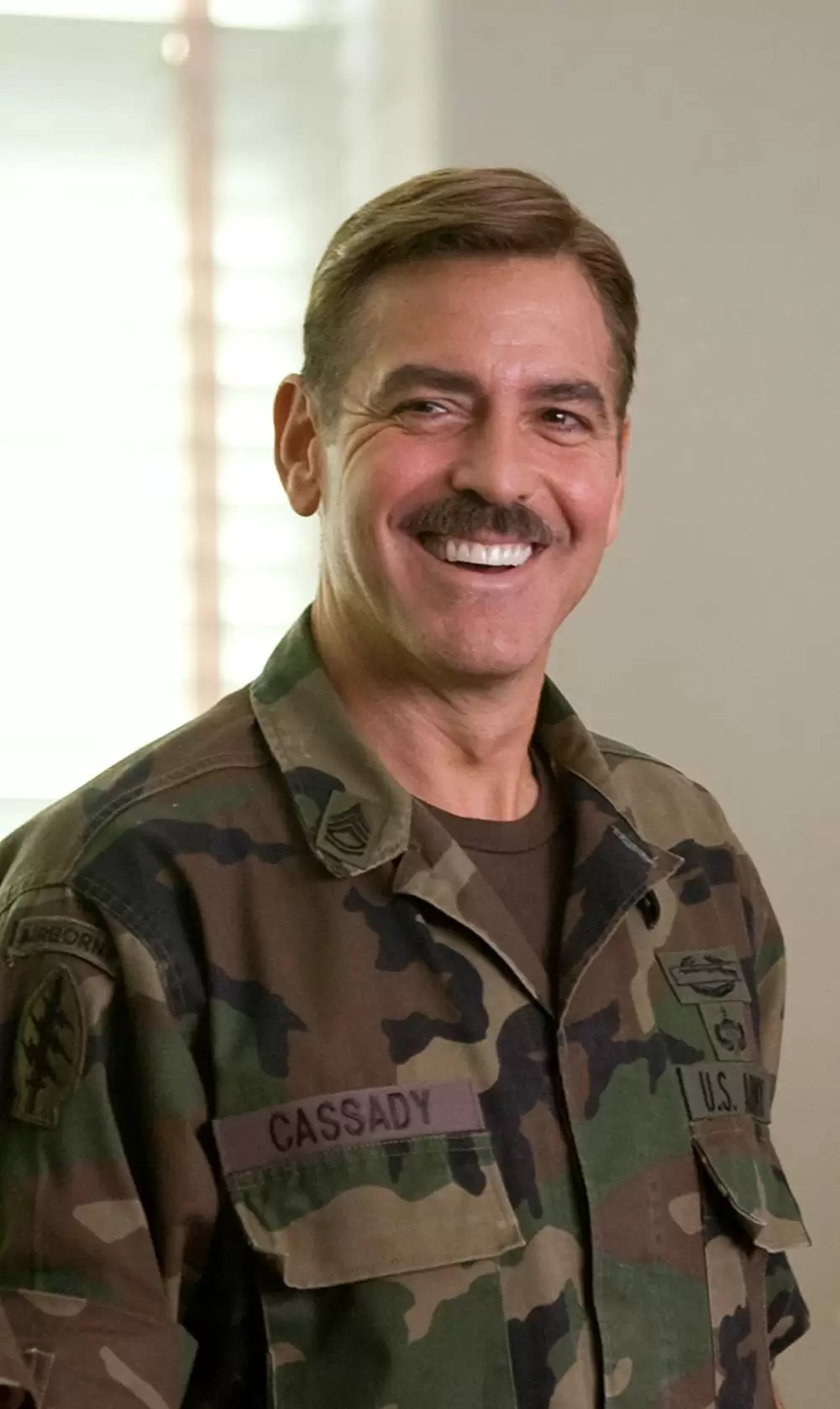 ヤギと男と男と壁との画像