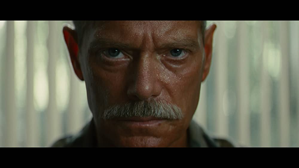 ヤギと男と男と壁との画像