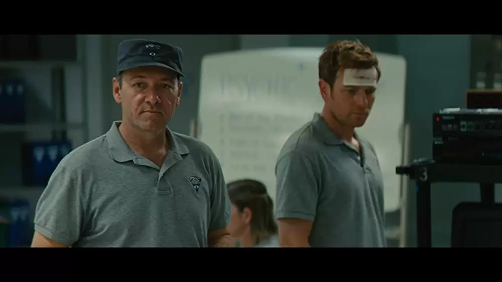 ヤギと男と男と壁との画像