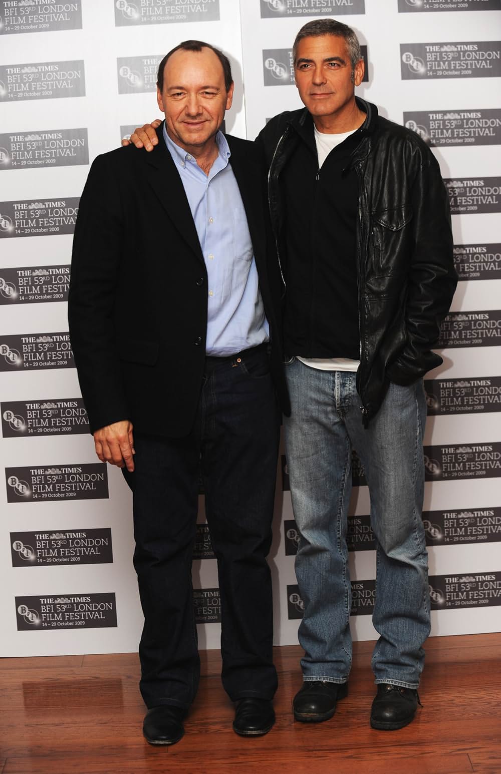 ヤギと男と男と壁との画像