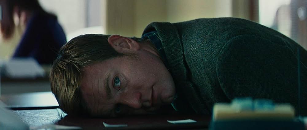 ヤギと男と男と壁との画像