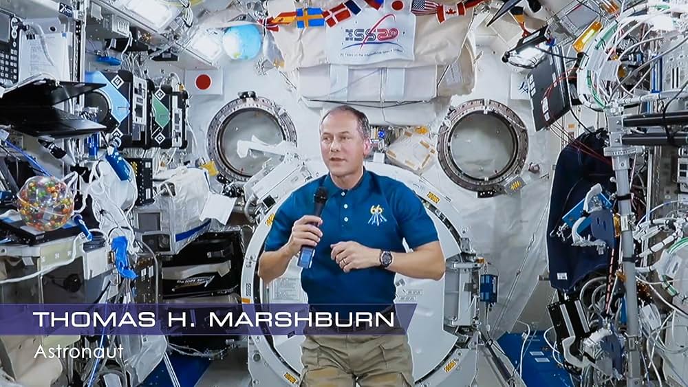 無限の彼方へ：バズとバズ・ライトイヤーへの旅の画像