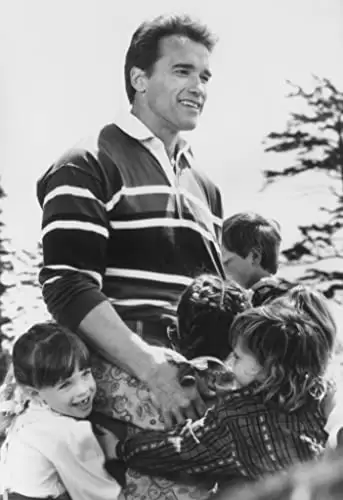 「キンダガートン・コップ」アーノルド・シュワルツェネッガー & Ben Diskin & Sarah Rose Karrの画像