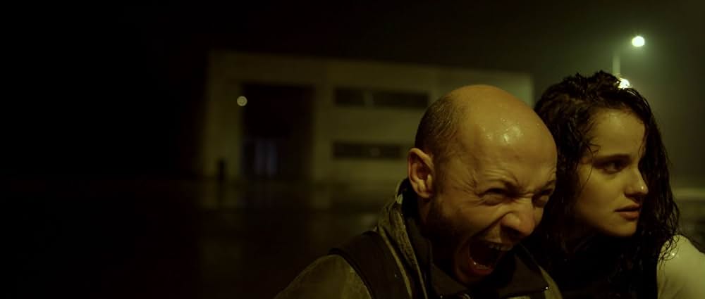 逃亡者 命を狙われた男女の画像