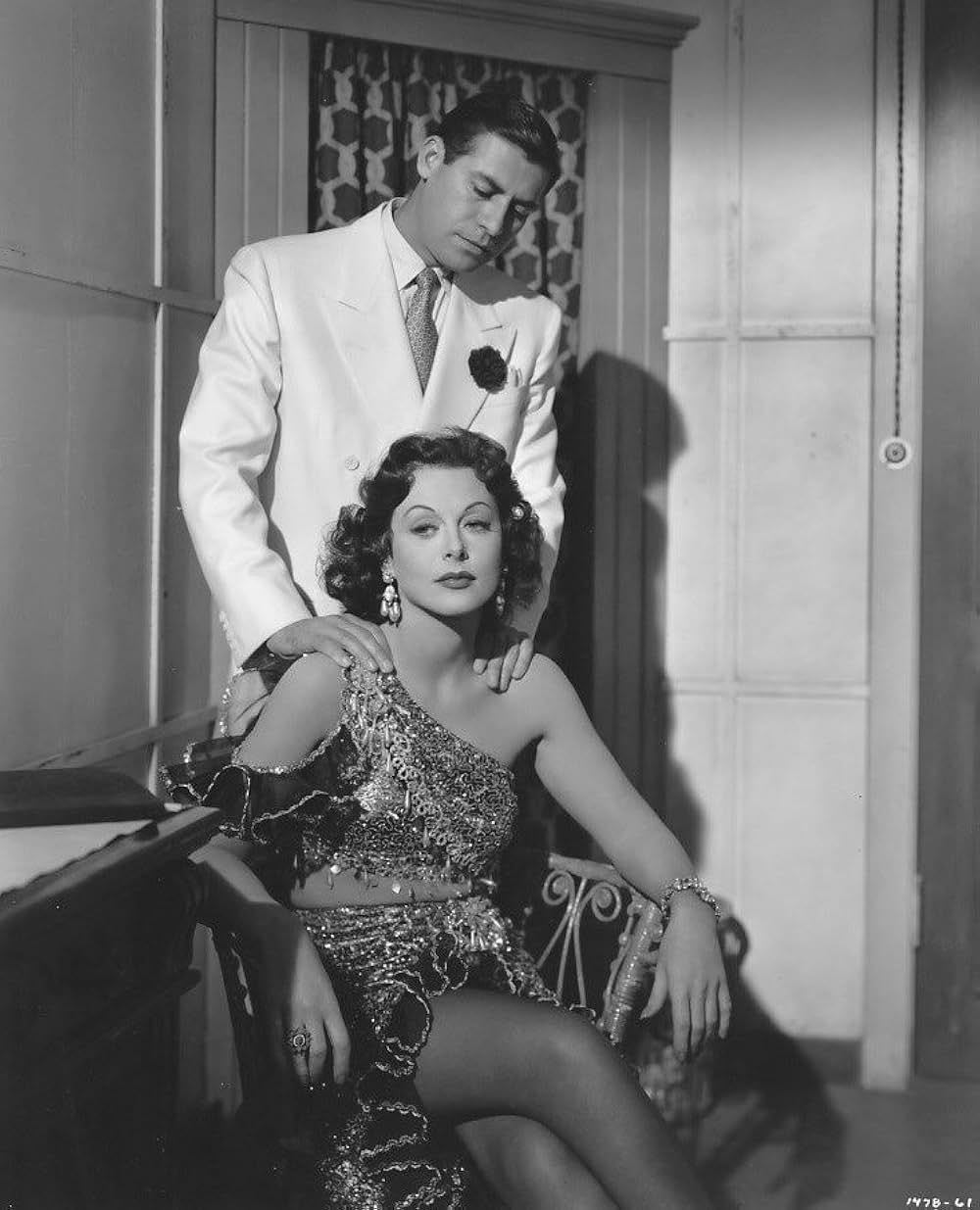 パスポートのない女の画像