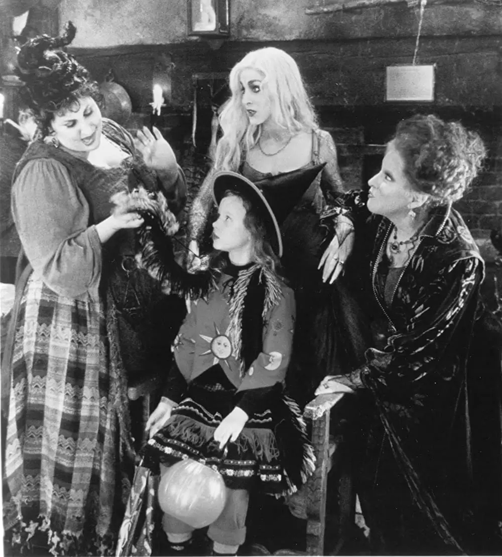 「ホーカス ポーカス」ソーラ・バーチ & ベット・ミドラー & サラ・ジェシカ・パーカー & キャシー・ナジミーの画像