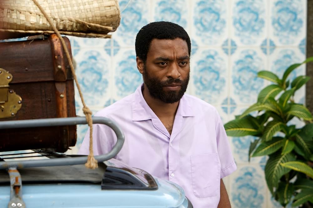 半分のぼった黄色い太陽の画像