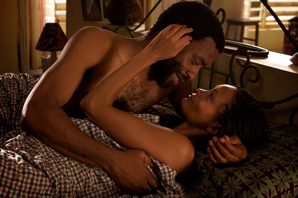 半分のぼった黄色い太陽の画像