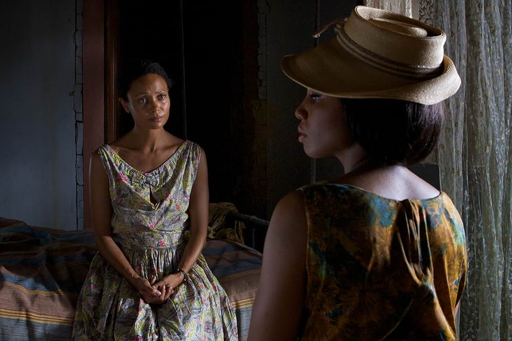 半分のぼった黄色い太陽の画像