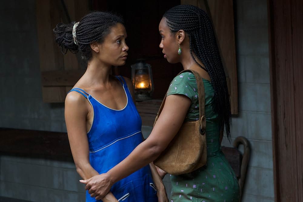 半分のぼった黄色い太陽の画像