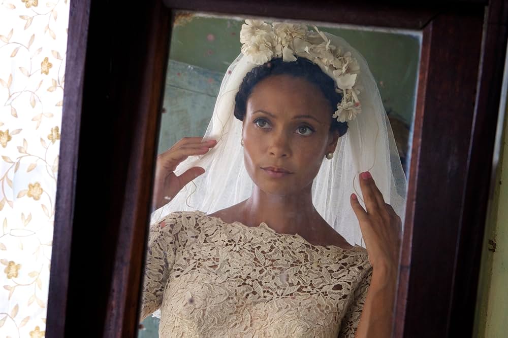 半分のぼった黄色い太陽の画像