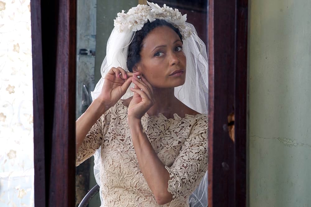 半分のぼった黄色い太陽の写真