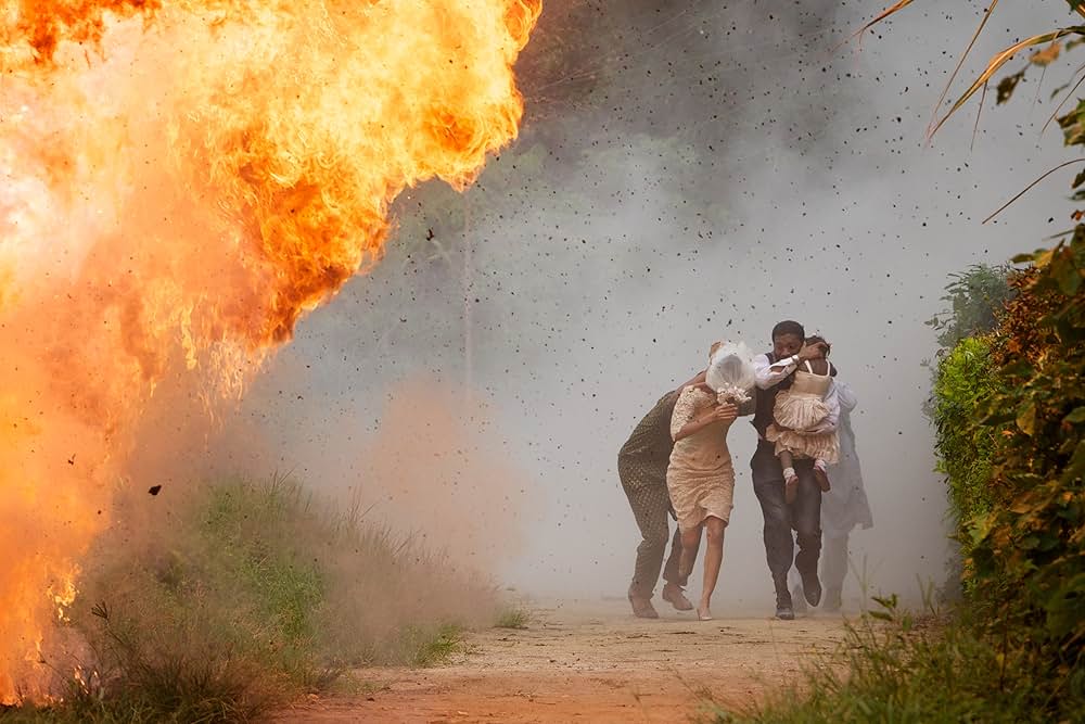 半分のぼった黄色い太陽の画像