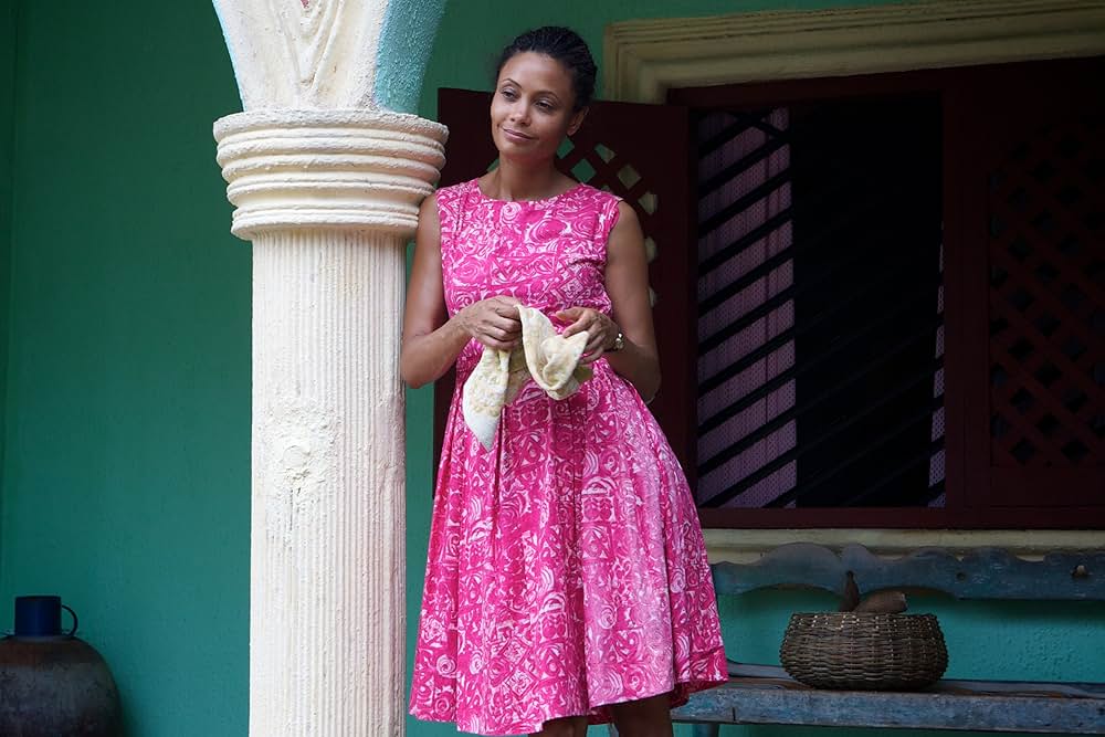 半分のぼった黄色い太陽の画像