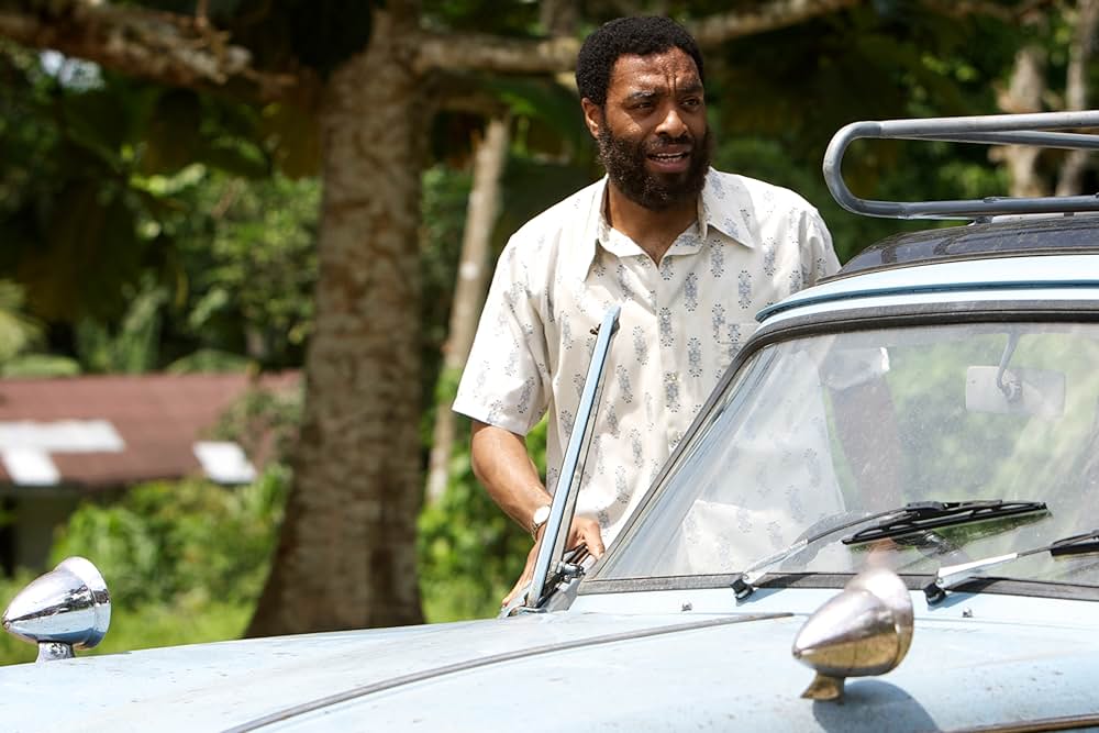 半分のぼった黄色い太陽の画像