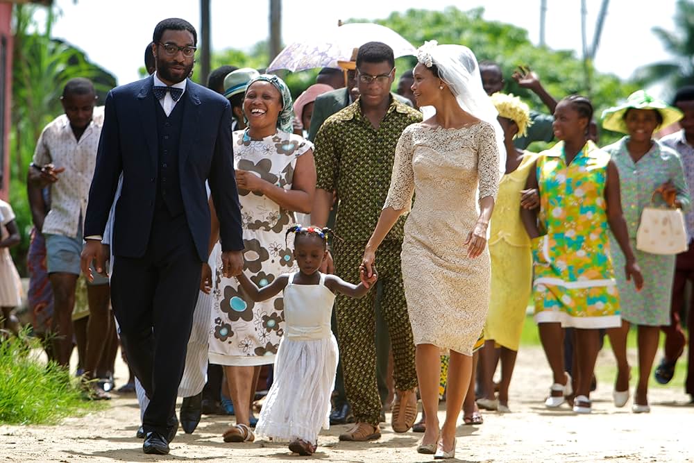 半分のぼった黄色い太陽の画像