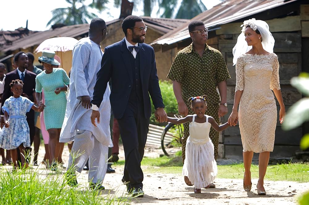 半分のぼった黄色い太陽の画像