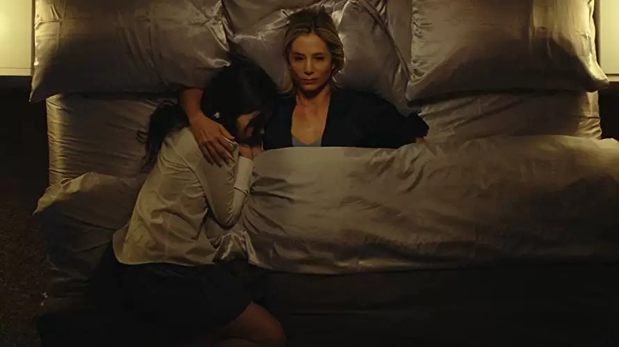 「ガール・イン・ザ・ミラー」ミラ・ソルビノ & インディア・アイズリーの画像