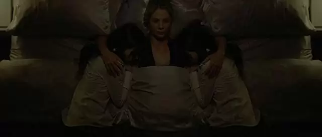 「ガール・イン・ザ・ミラー」ミラ・ソルビノ & インディア・アイズリーの画像