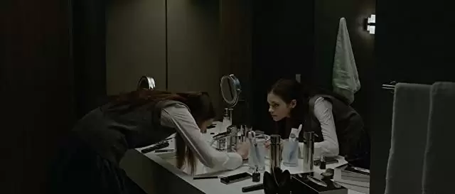 「ガール・イン・ザ・ミラー」インディア・アイズリーの画像