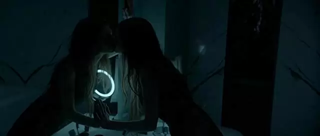 「ガール・イン・ザ・ミラー」インディア・アイズリーの画像