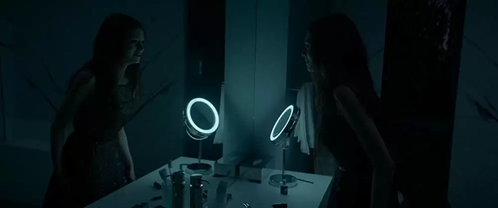 「ガール・イン・ザ・ミラー」インディア・アイズリーの画像