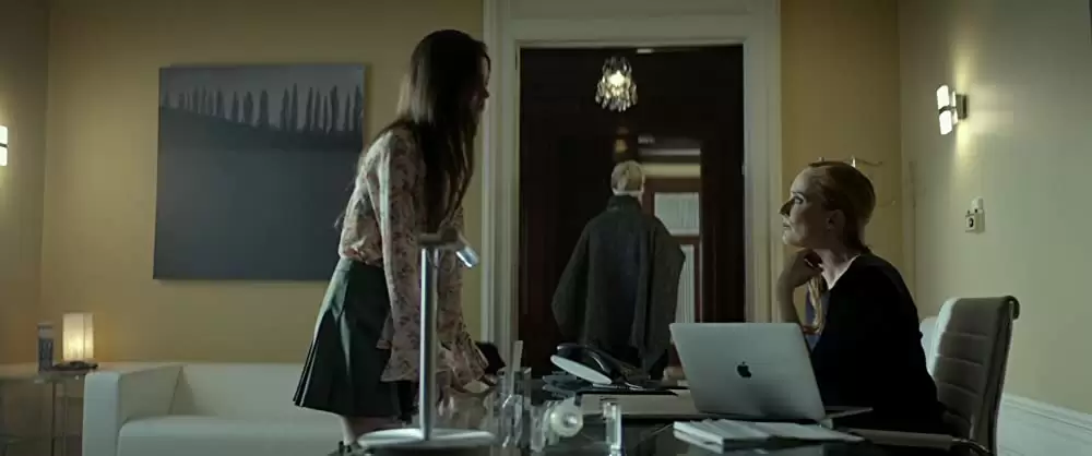 「ガール・イン・ザ・ミラー」インディア・アイズリーの画像