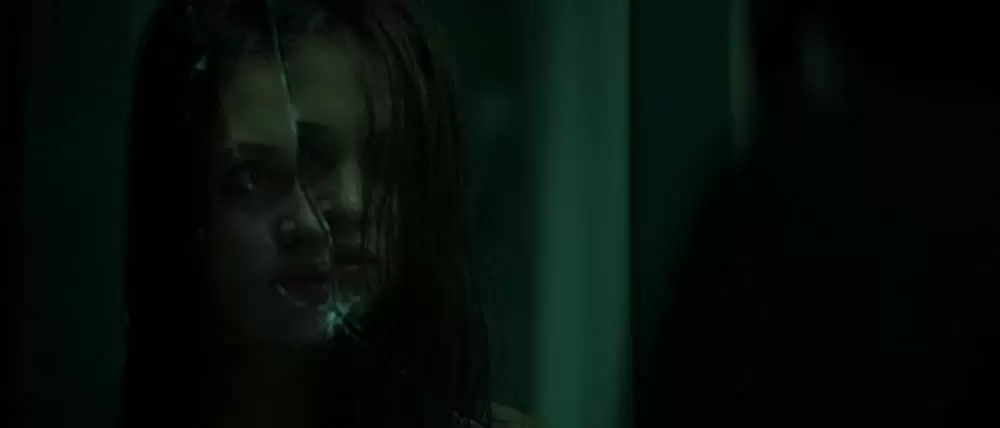 「ガール・イン・ザ・ミラー」インディア・アイズリーの画像