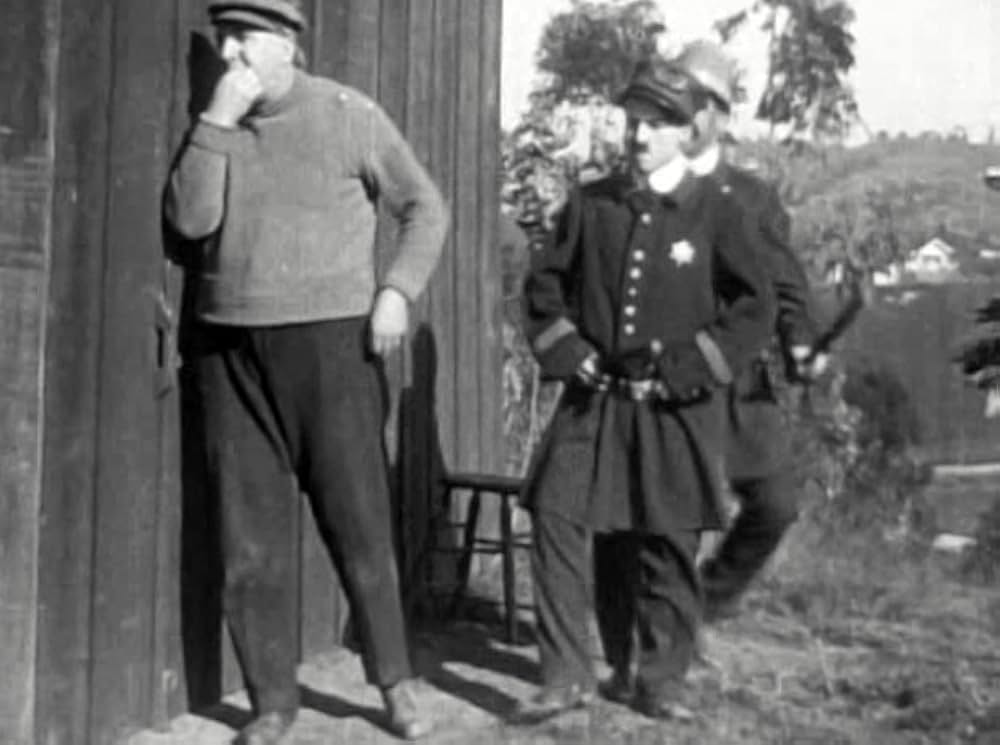 泥棒を捕まえる人の画像