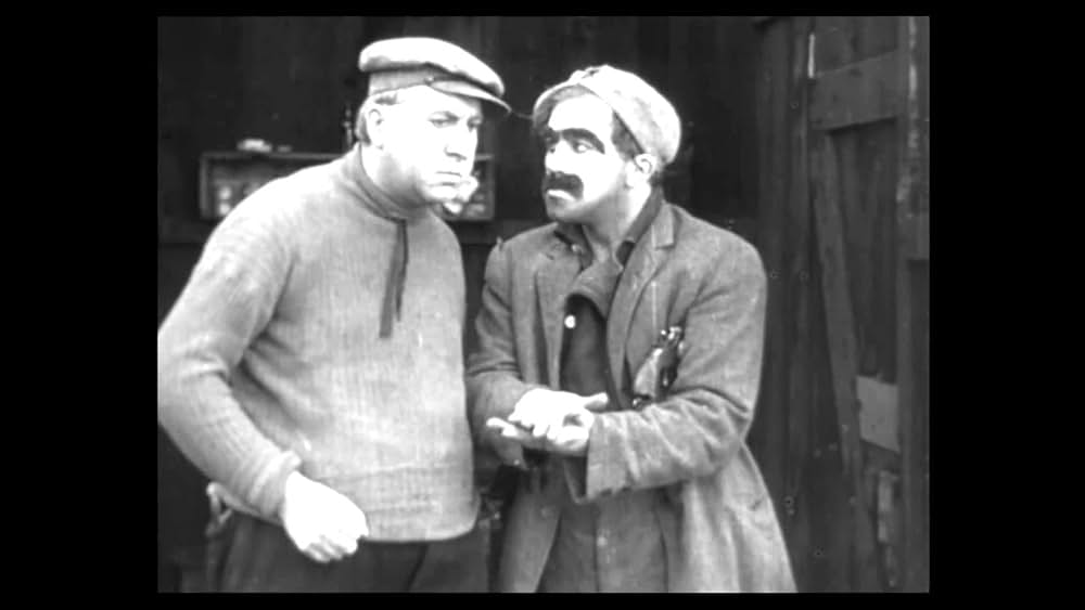 泥棒を捕まえる人の画像