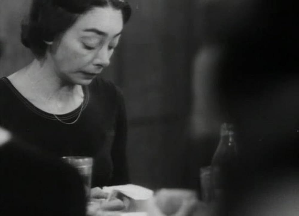 異なる年齢の7人の女性の画像