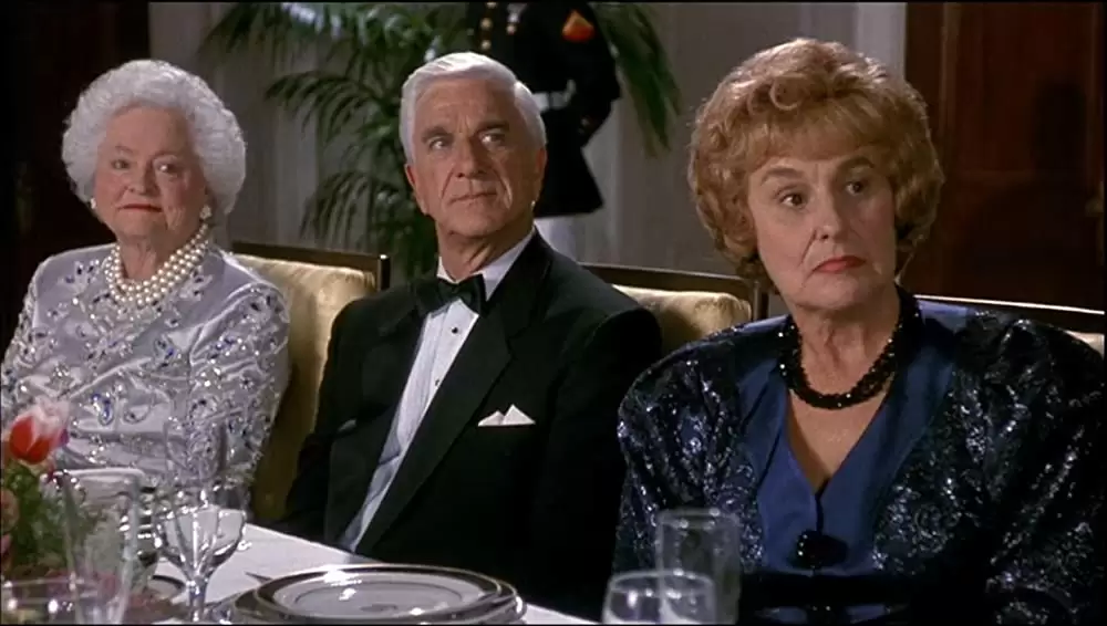 「裸の銃を持つ男 PART2 1/2」レスリー・ニールセン & Jacqueline Brookesの画像